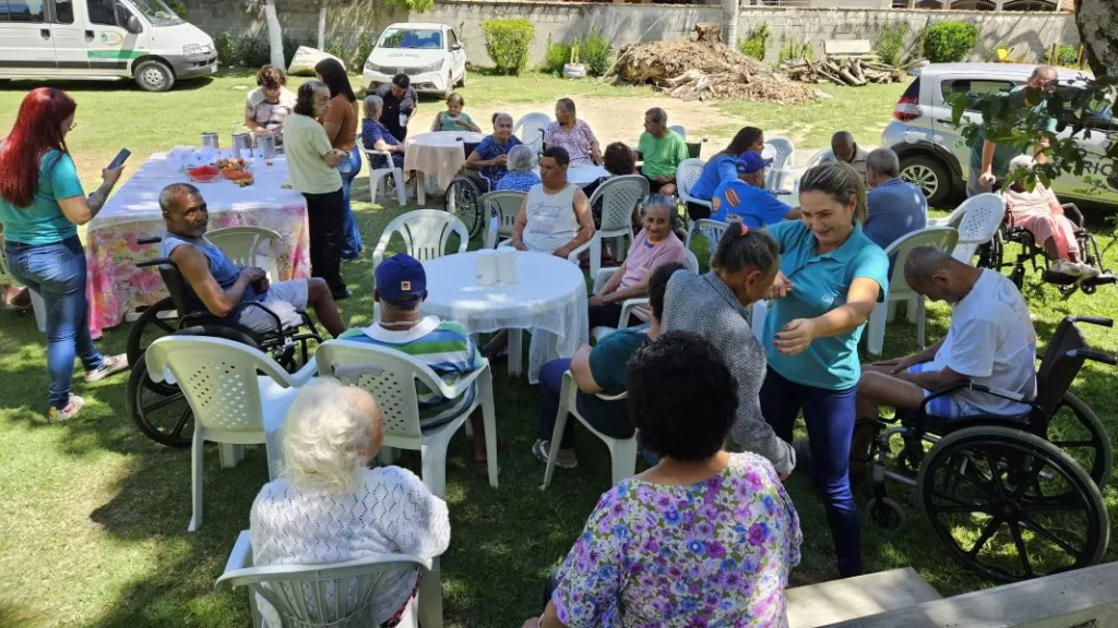 Voluntários fazem a alegria de idosos em abrigos em Cordeiro e Itaocara