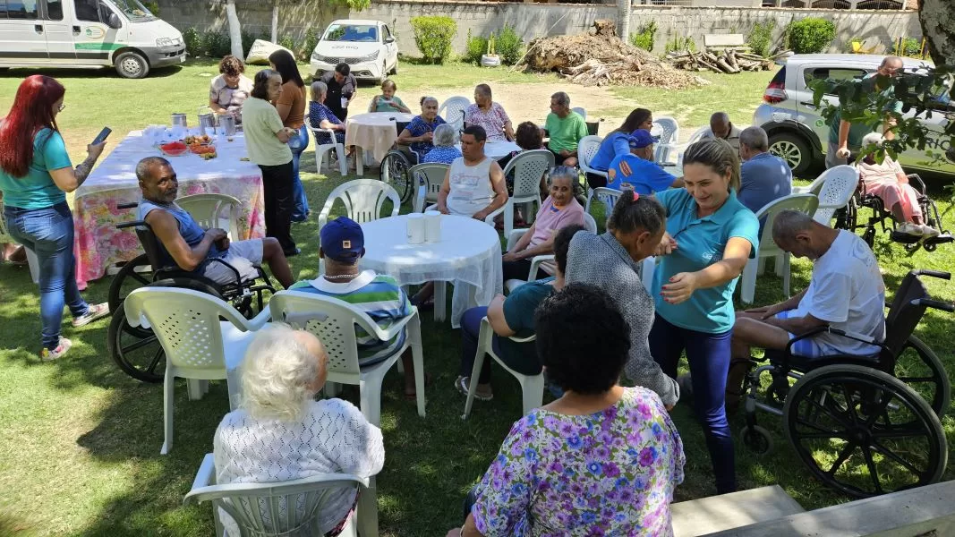 Voluntários fazem a alegria de idosos em abrigos em Cordeiro e Itaocara