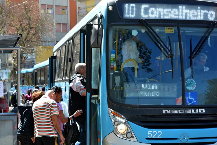 Ônibus da FAOL. Foto: A Voz da Serra