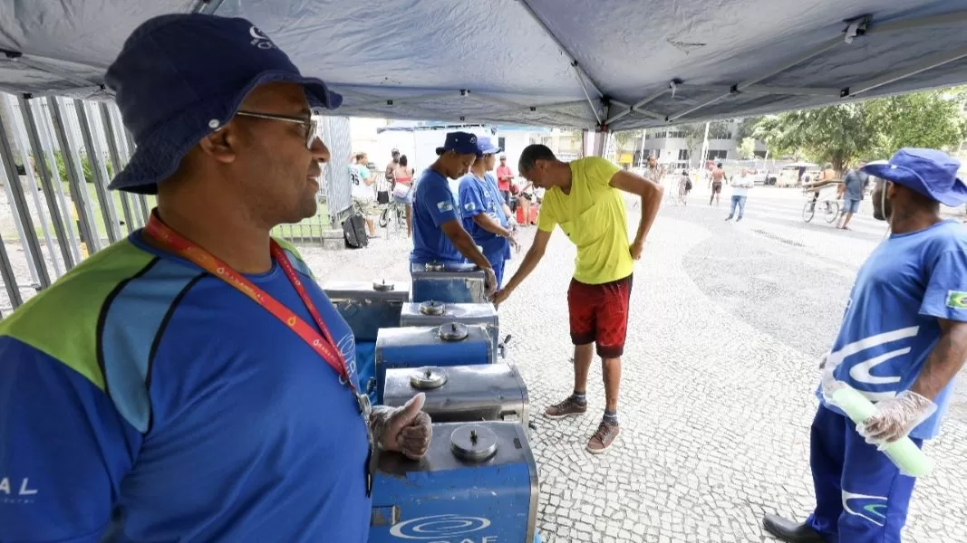 Cedae serve água gelada no centro do Rio para população