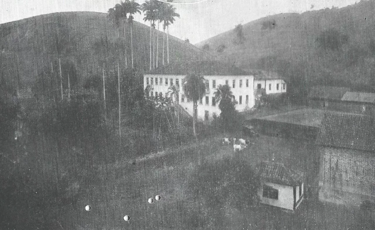 Vista da sede da Fazenda Bom Sucesso, administrada por Alberto Augusto Thomaz, em Cordeiro, então 3º distrito de Cantagalo