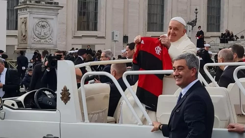 Cantagalense, em viagem a Roma, entrega camisa do Flamengo ao Papa