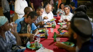 ceia com moradores de rua
