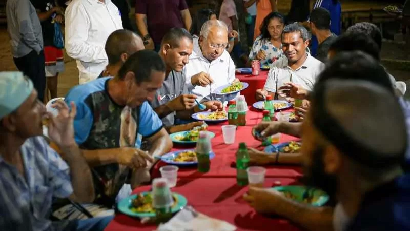 ceia com moradores de rua