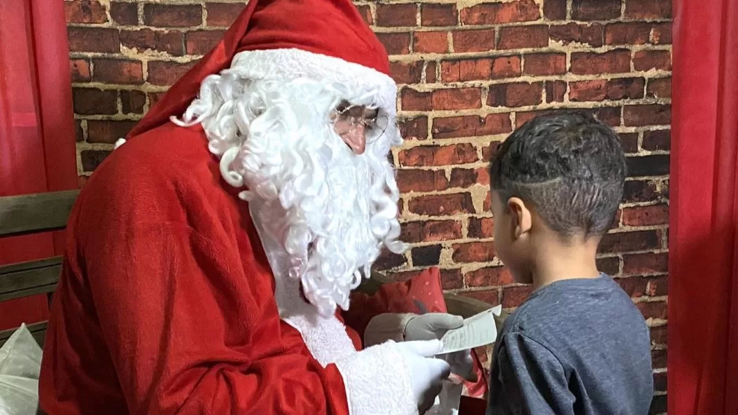 Chegada de Papai Noel é celebrada em Cantagalo