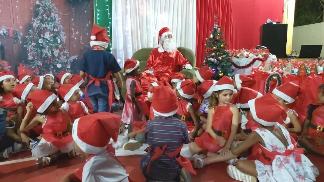 Famílias curtem Cantata de Natal em Macuco