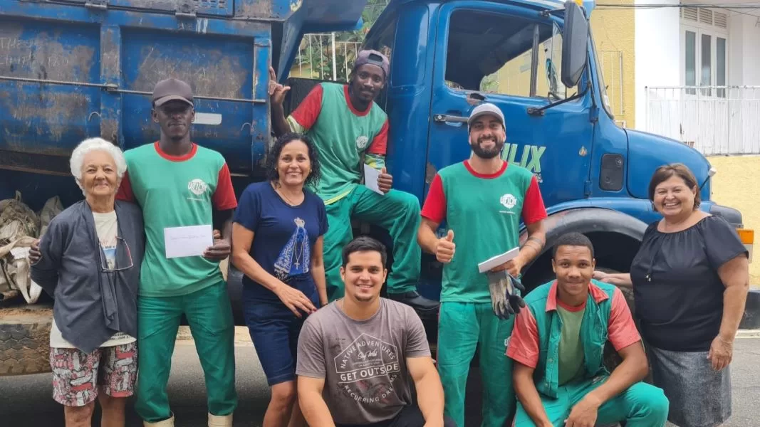 Moradores do bairro Planalto, em Cantagalo, fazem doação para os coletores de lixo