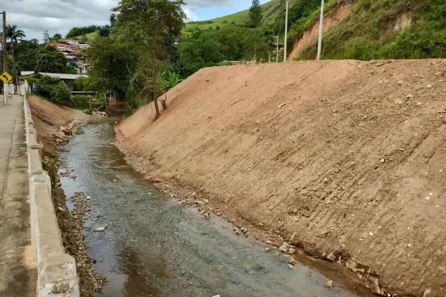 Limpeza do Córrego Lavrinhas está em andamento em Cantagalo