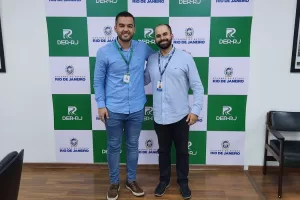 O presidente do Departamento de Estradas de Rodagem (DER), Pedro Ramos, com o cantagalense Paulo Vinícius Oliveira