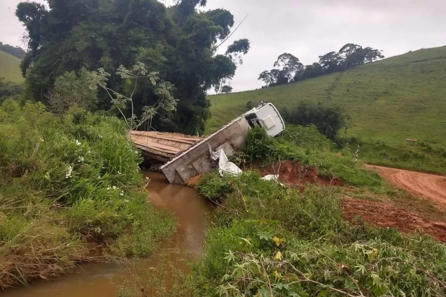 Caminhão cai em ponte de estrada na divisa de Cantagalo e Carmo