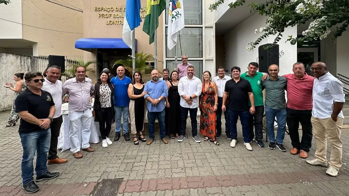 Cordeiro comemora 80 anos com hasteamento de bandeiras e apresentação de banda