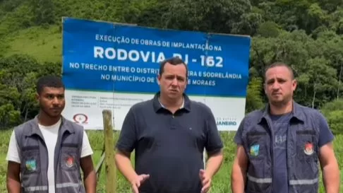 Prefeito de Trajano de Moraes, Rodrigo Viana, acompanha o andamento das obras da RJ-162