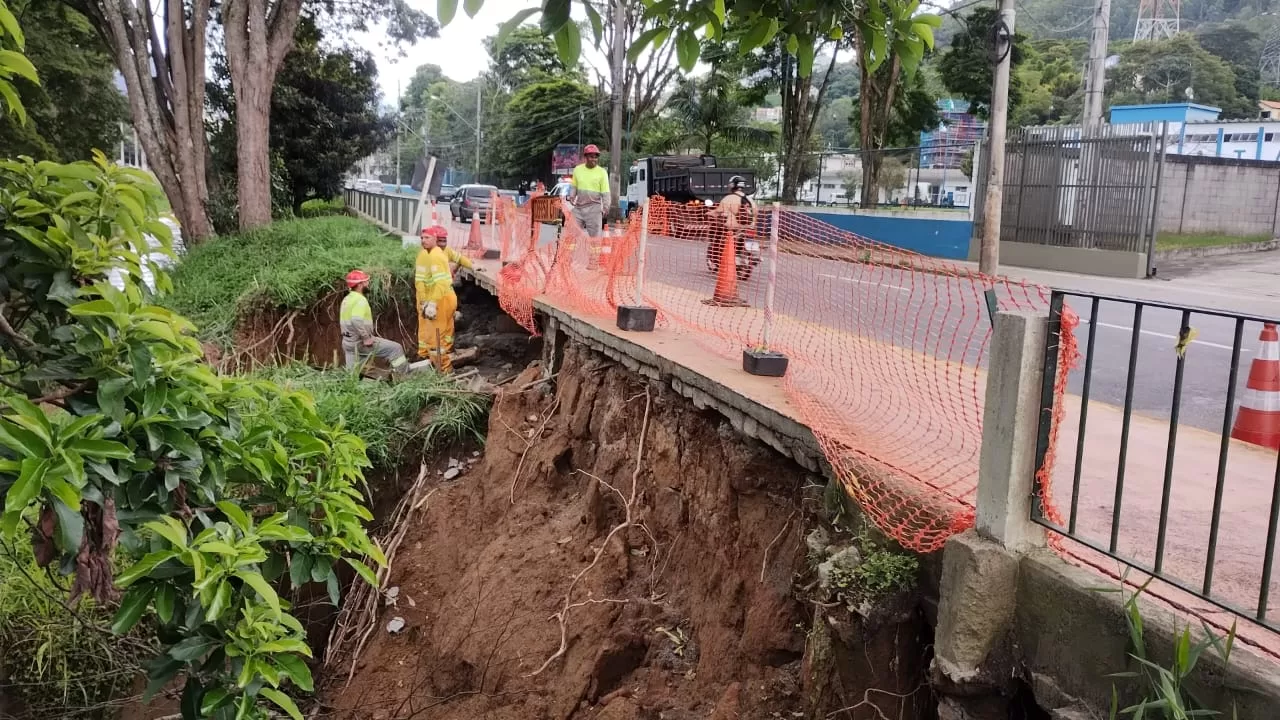 Concessionária trabalha na recuperação de drenagem no trecho urbano da rodovia em Nova Friburgo