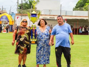 Valéria, filha de Júlio Ribeiro, homenageado no troféu de vice campeão, e irmã do Luiz Carlos Ribeiro, homenageado no troféu de campeão. No meio, a esposa do Júlio Ribeiro e mãe do Luiz Carlos Ribeiro, dona Selma, e, do lado direito, o secretário de Esportes de Carmo, Marcelo Soares
