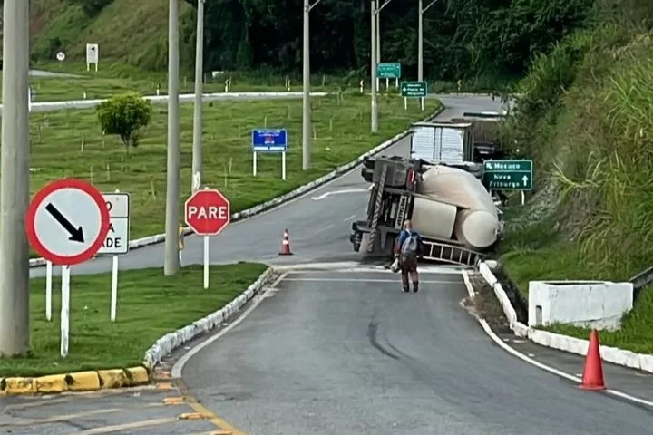 Carreta tombou na RJ 116