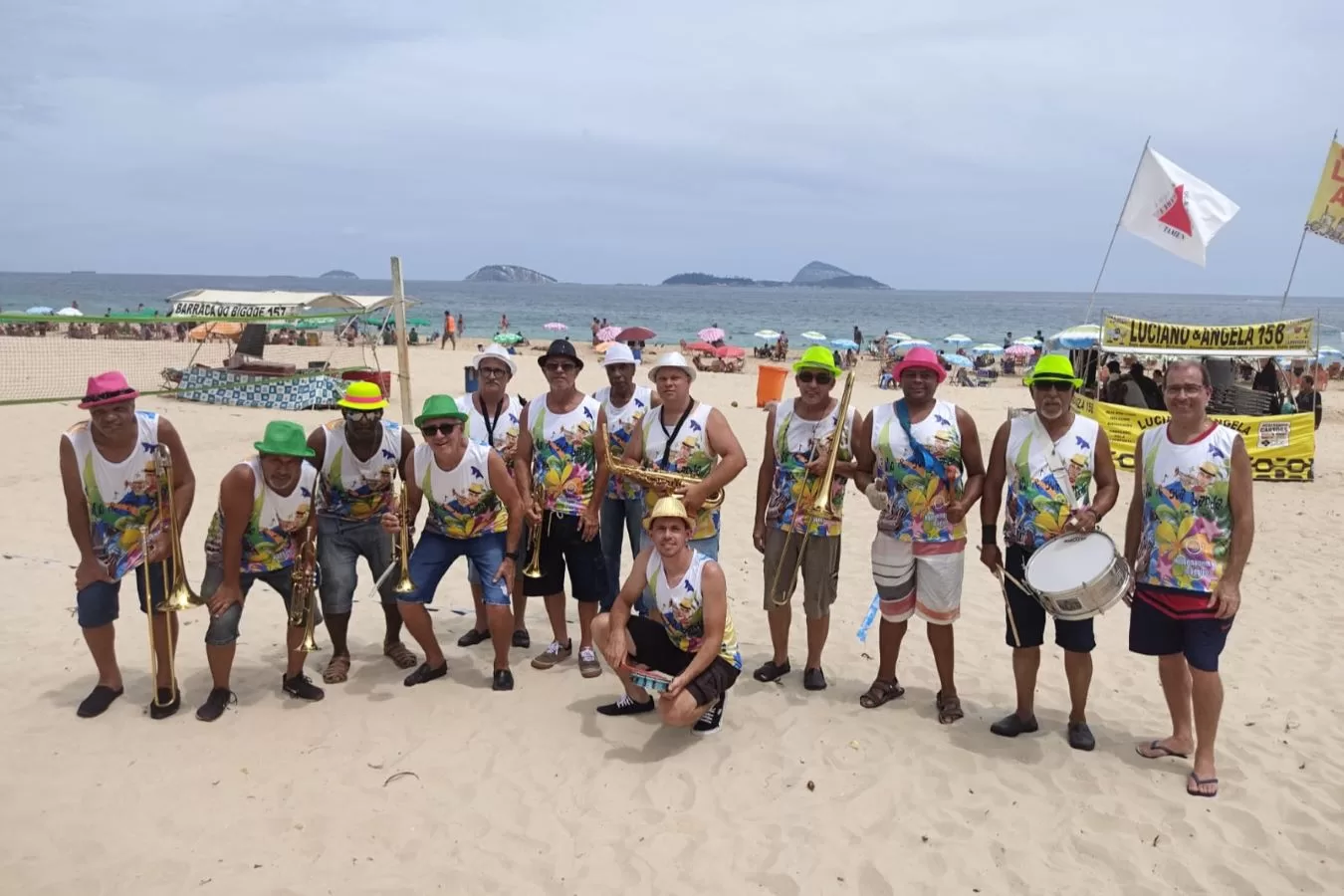 Os músicos tocaram na praia e em condomínios no Rio de Janeiro