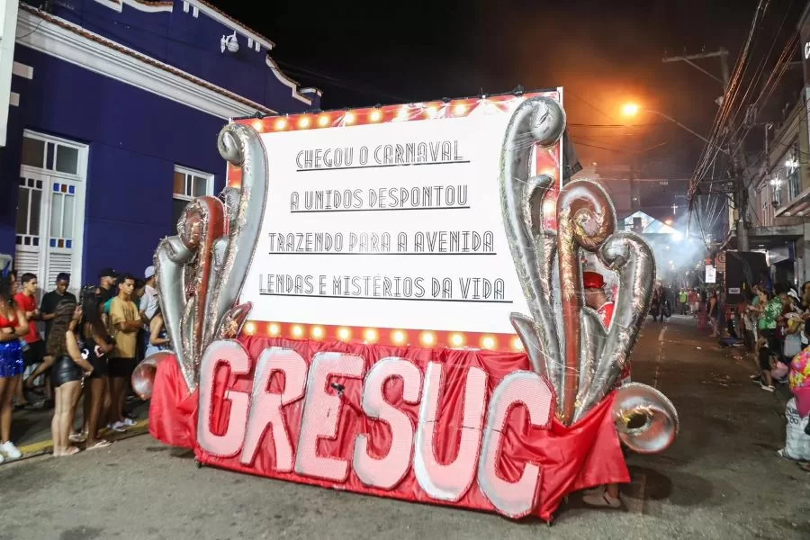 Escola Vermelha e Branca faz releitura de carnaval de 1990, em Cantagalo