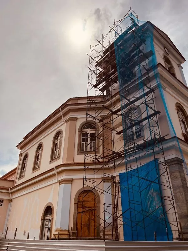 Detalhe da restauração do prédio do Santuário do Santíssimo Sacramento, em Cantagalo