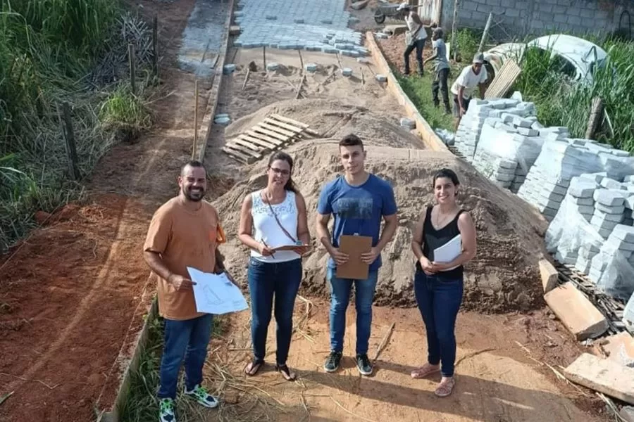 Rua em Porto Velho do Cunha recebe pavimentação