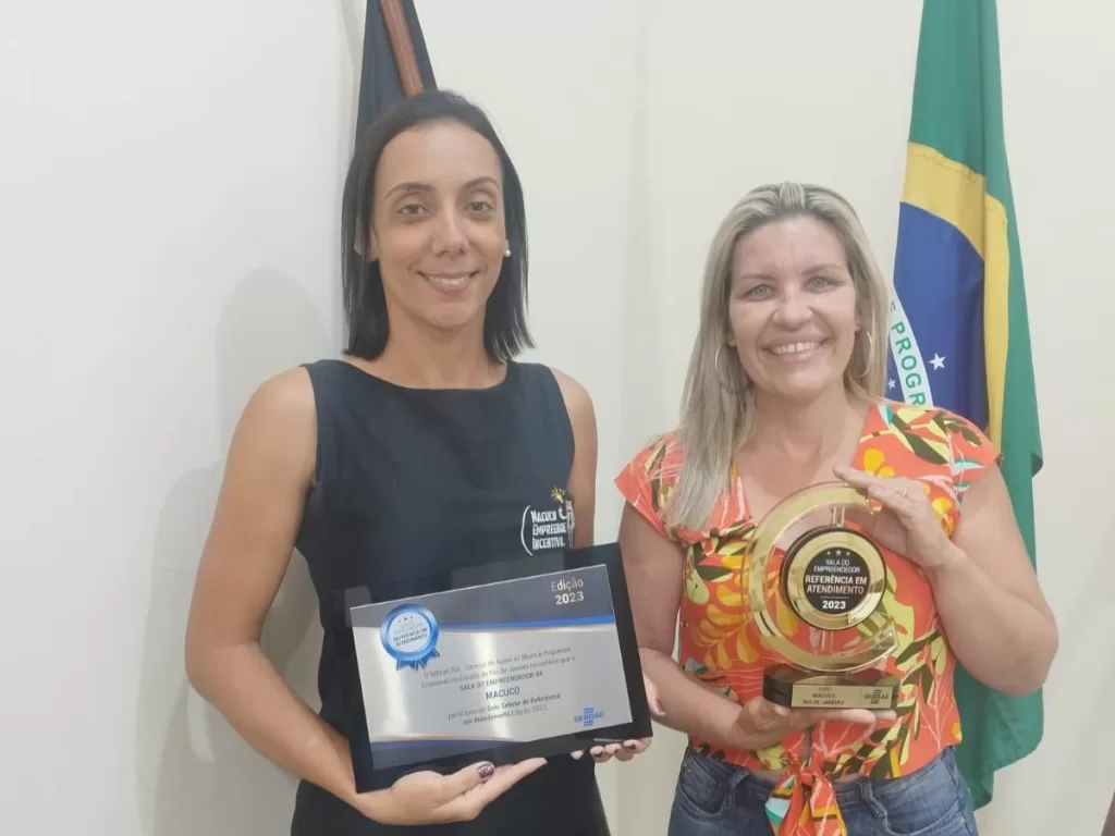 Troféu e certificados foram comemorados pela prefeita e pela coordenadora da Sala do Empreendedor de Macuco