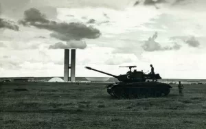 O tanque do Exército chega aos três poderes da República.