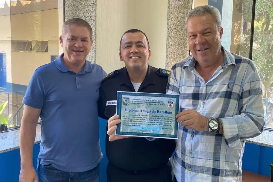 Guga recebe homenagem da Polícia Militar