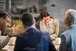 Mulher interrompida em reunião (manterrupting)