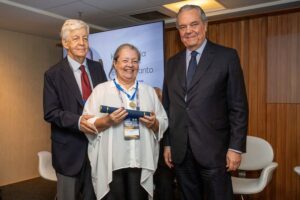 Empresária da Cachaça da Quinta é homenageada com a Medalha do Mérito Industrial no Rio