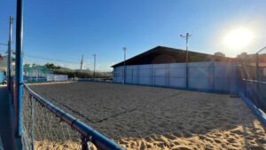 Prefeitura reforma quadra de areia no Carmo