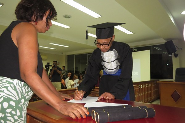 Universitária macuquense, de 77 anos, se forma na faculdade e recebe um gesto solidário de seus colegas de curso