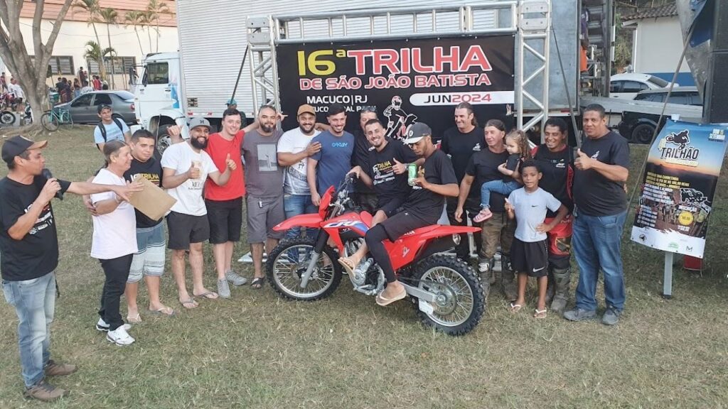 Festa geral após a divulgação do ganhador da motocicleta, piloto da cidade de Cordeiro