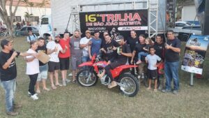 Festa geral após a divulgação do ganhador da motocicleta, piloto da cidade de Cordeiro