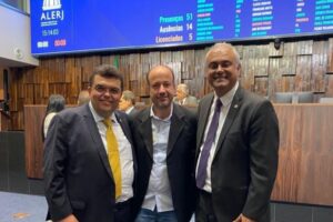Bruno Boaretto com os deputados Chico Machado, de Macaé, e Jair Bittencourt, de Itaperuna