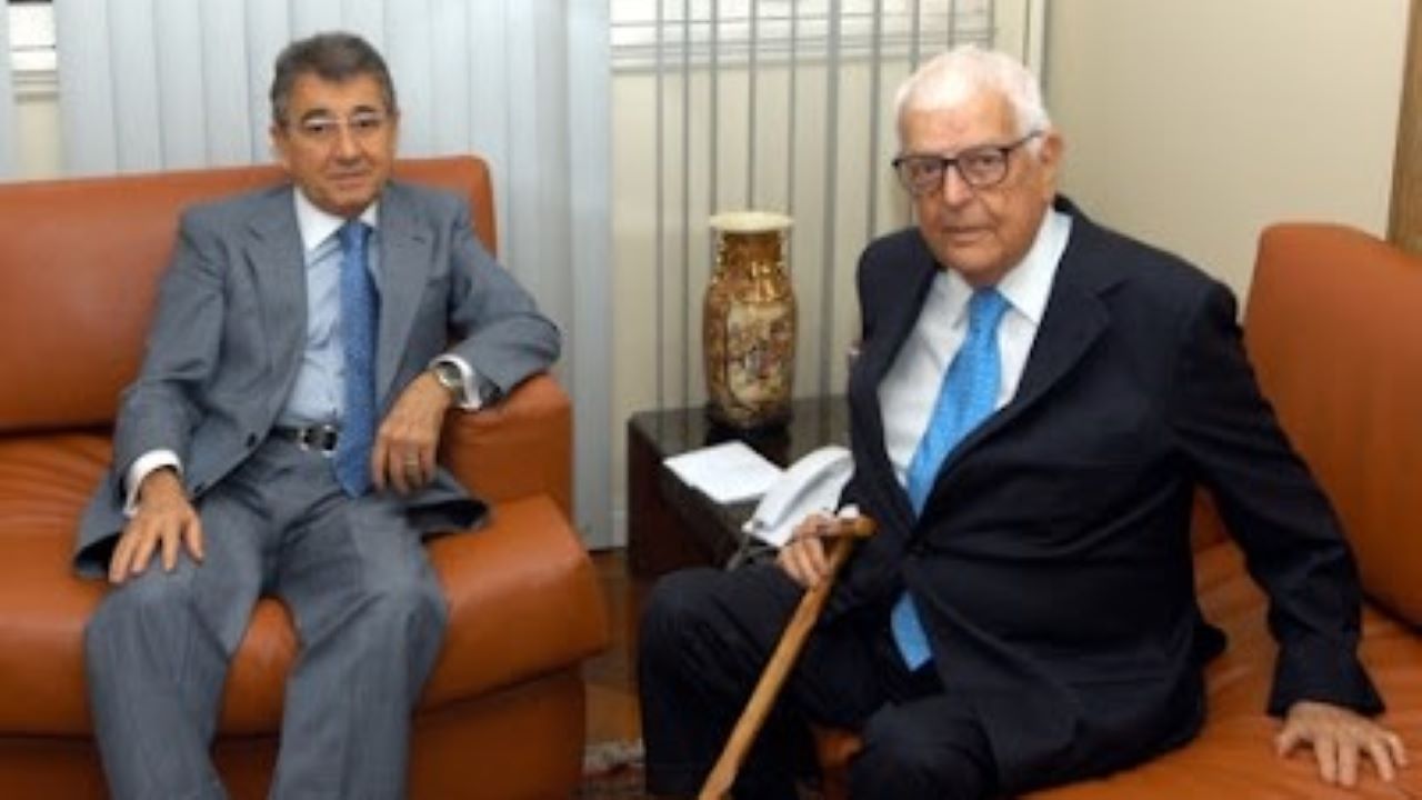 O ex-deputado federal Léo Simões (direita) com o amigo Thiers Montebello (à esquerda), em visita ao Tribunal de Contas do RJ