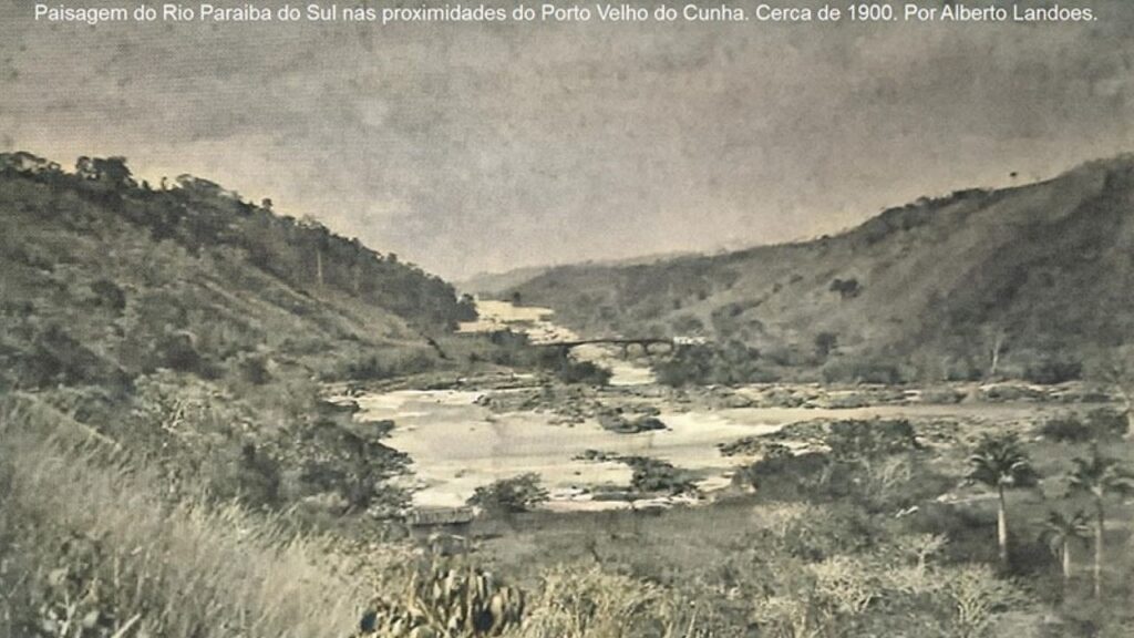 Paisagem do Rio Paraíba do Sul nas proximidades do Porto Velho da Cunha, cerca de 1900, por Alberto Landoes.