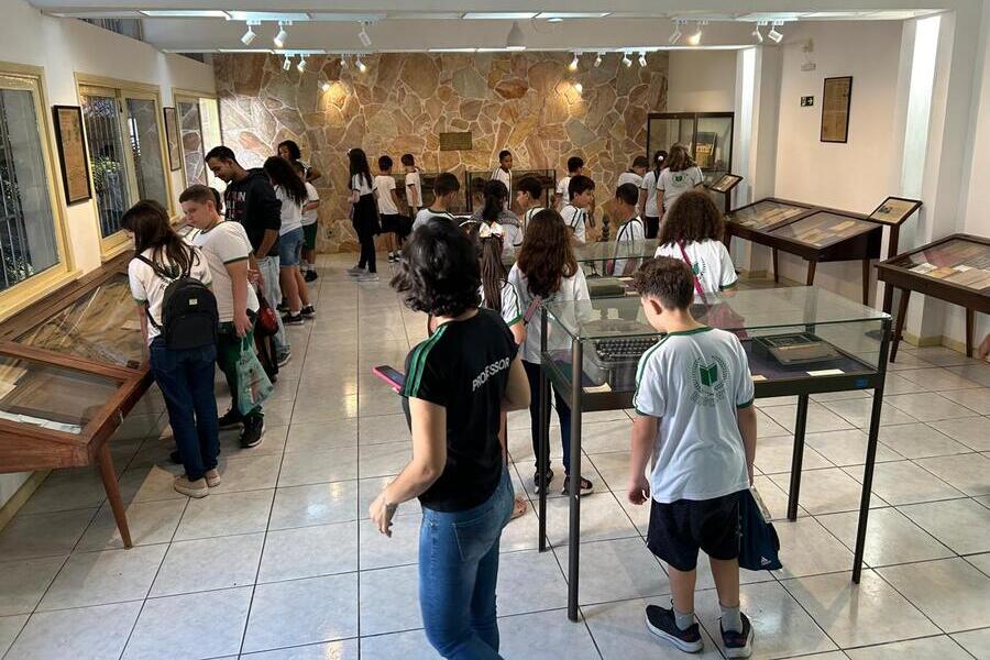 Exposição “Theatro Municipal em Turnê” encanta visitantes na Casa de Euclides da Cunha de Cantagalo