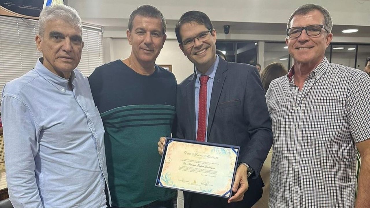 Advogado Fabrício Gaspar recebe títulos na Câmara de Duque de Caxias e na Academia Duquecaxiense de Letras e Artes