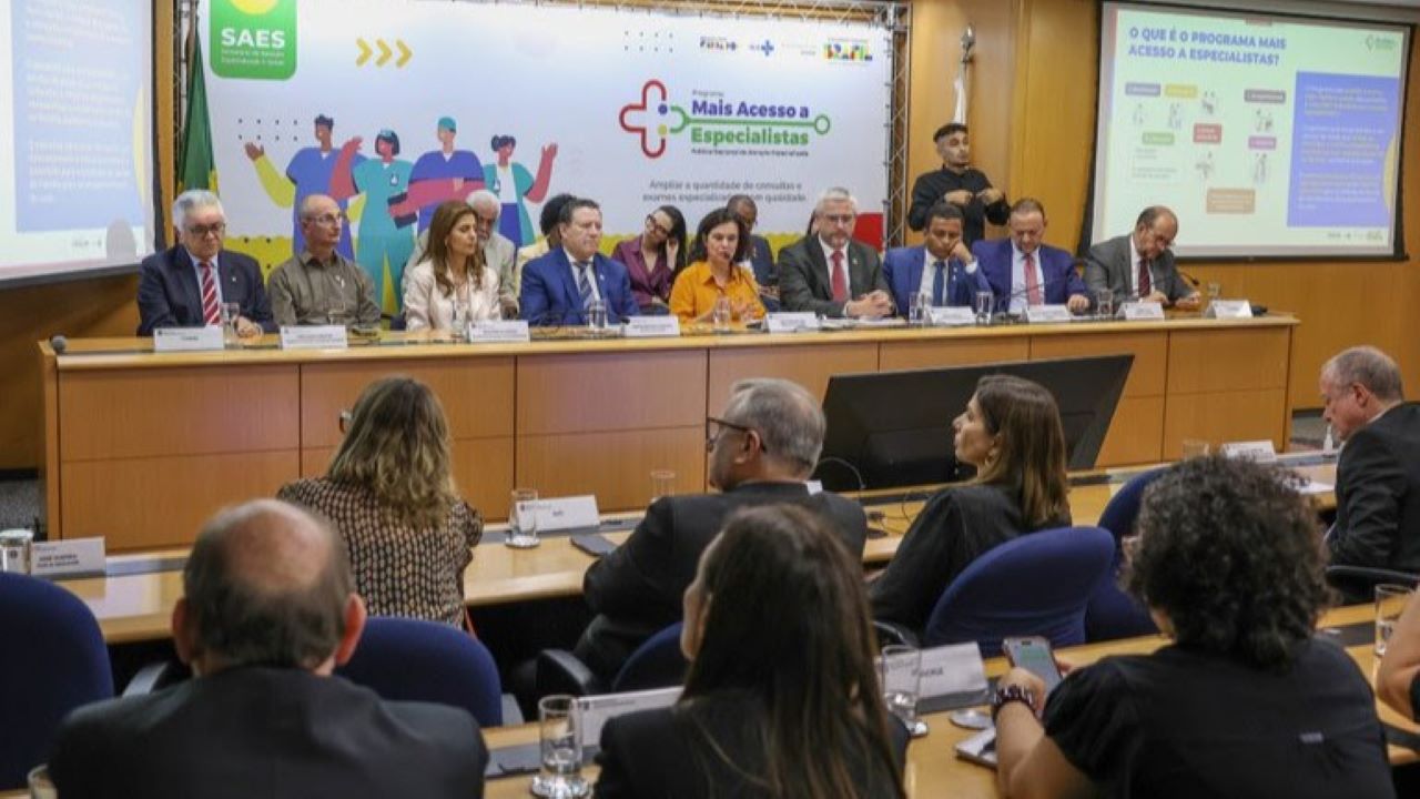 A ministra da Saúde, Nísia Trindade, durante apresentação da estratégia do Programa Mais Acesso a Especialistas, que visa dar mais agilidade ao processo para marcação de consultas e realização de exames no SUS - Foto: Valter Campanato/Agência Brasil