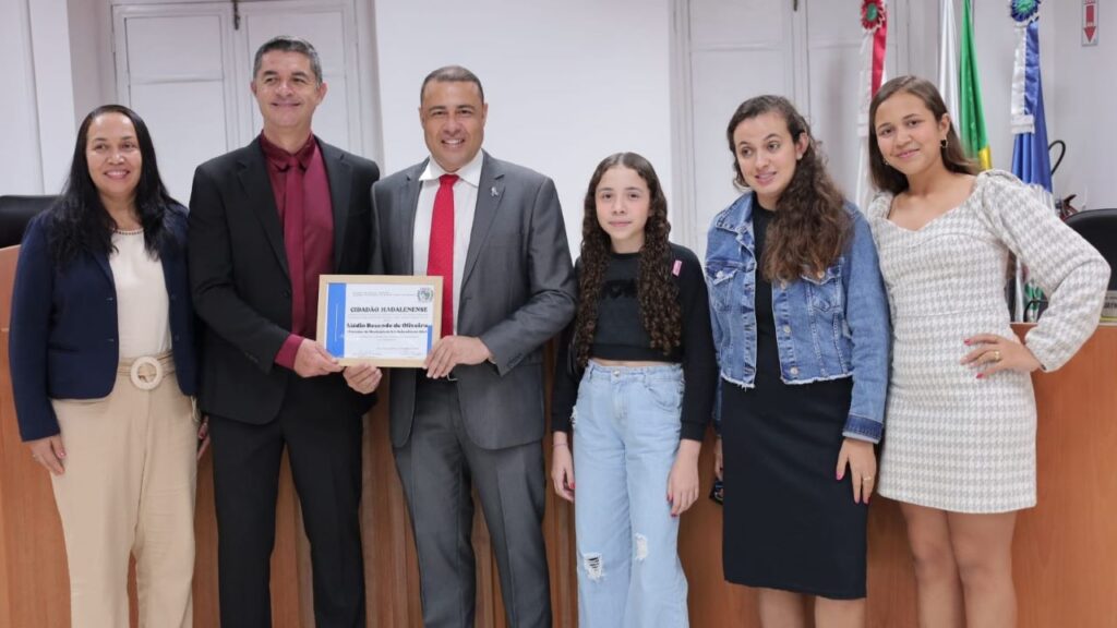 A família do vereador de São Sebastião do Alto, Aledio Rezende, no momento da homenagem prestada pela Câmara de Santa Maria Madalena