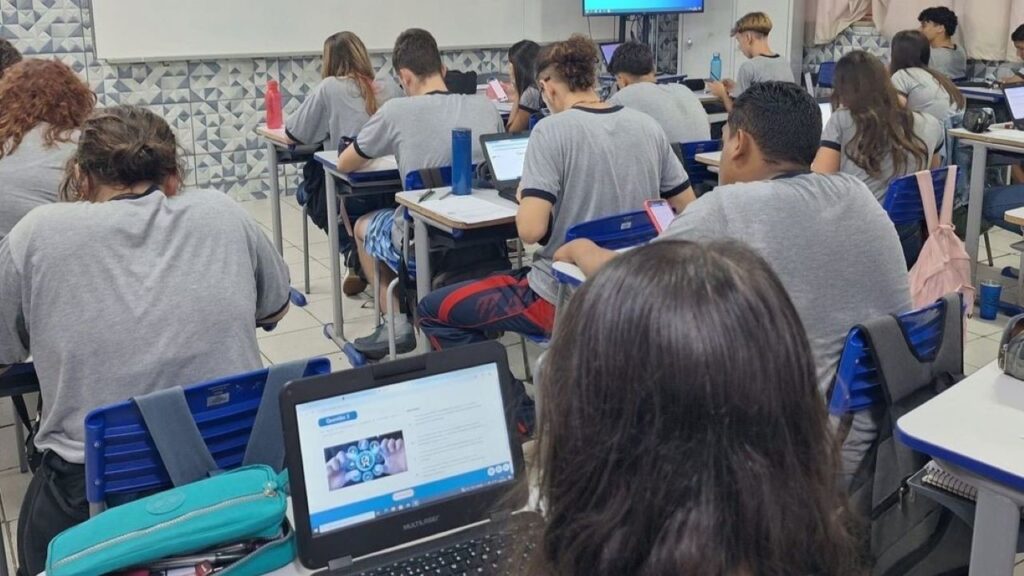 Estudantes fazendo a prova da OBAdm - Fonte OBAdm e CRA-RJ