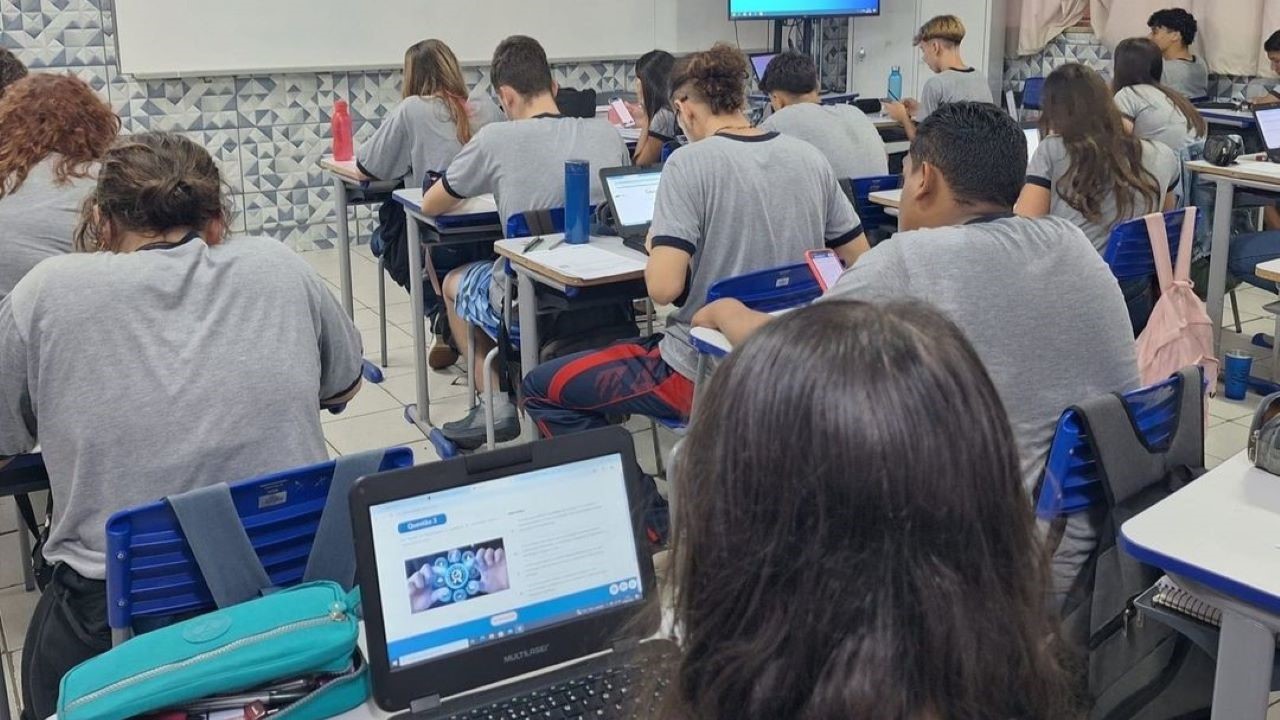 Estudantes fazendo a prova da OBAdm - Fonte OBAdm e CRA-RJ