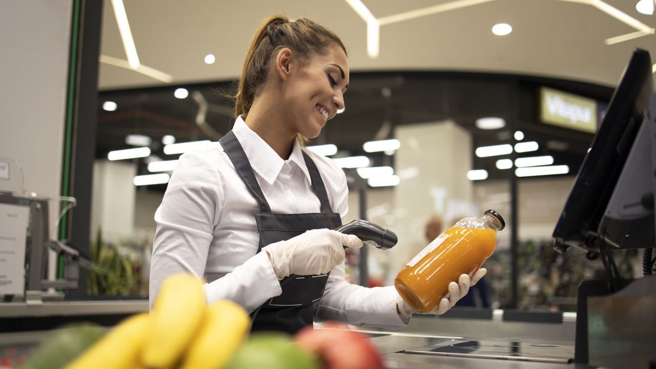 Pessoa trabalhando no supermercado