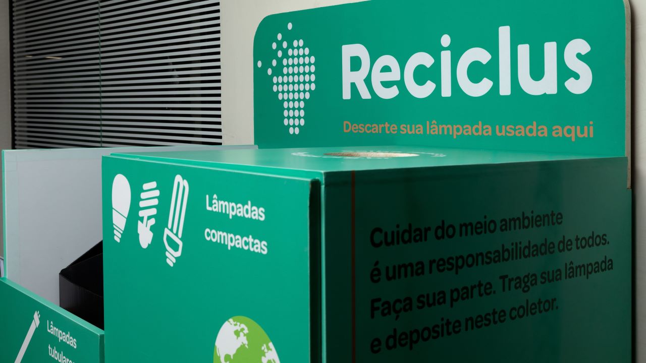 Comerciantes, Prefeituras ou Secretarias de Meio Ambiente da região Sudeste podem solicitar gratuitamente coletor para reciclagem de lâmpadas