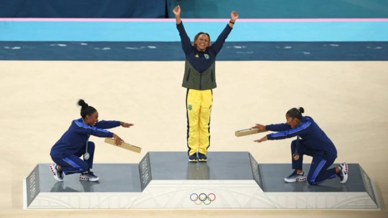 Rebeca Andrade é reverenciada nas Olimpiadas 2024 após medalha de ouro no solo