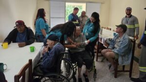 Visita a abrigos aquece o coração de idosos às vésperas do Dia Nacional do Voluntariado