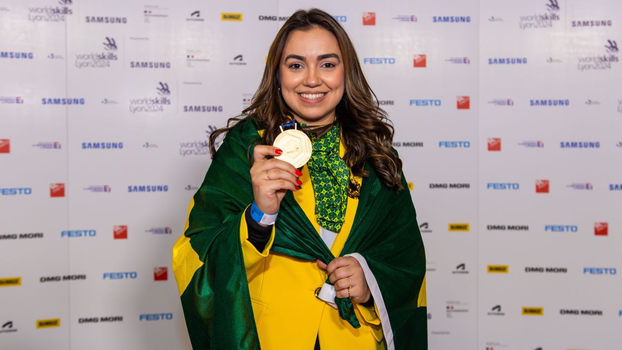 Aluna de Beleza do Senac RJ conquista medalha de ouro na WorldSkills 2024, maior competição de educação profissional do mundo