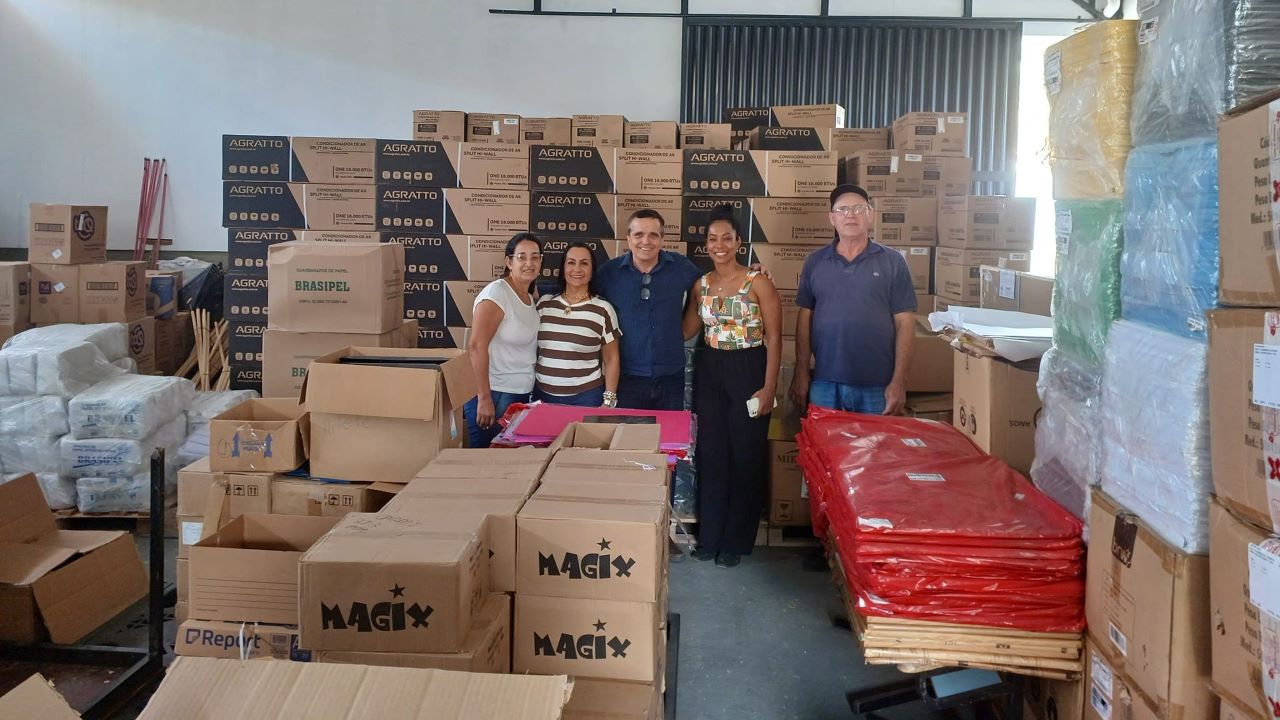 Prefeito de Carmo visita estoque de produtos destinados à educação do município