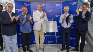 Alexandre dos Reis, o prefeito Carlos Fábio da Silva, Eduardo Eugenio, Luiz Césio Caetano e Ricardo Guadagnin em cerimônia de inauguração da Firjan SENAI SESI Região dos Lagos. Foto: Paula Johas / Firjan