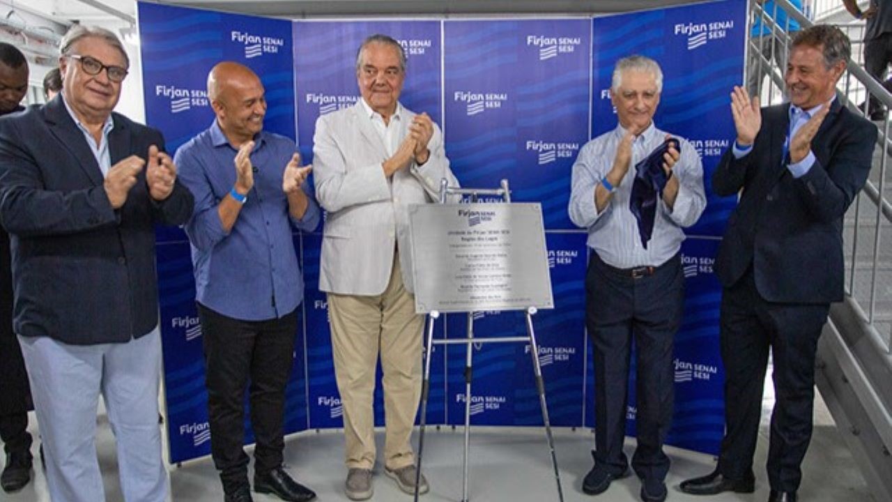 Alexandre dos Reis, o prefeito Carlos Fábio da Silva, Eduardo Eugenio, Luiz Césio Caetano e Ricardo Guadagnin em cerimônia de inauguração da Firjan SENAI SESI Região dos Lagos. Foto: Paula Johas / Firjan