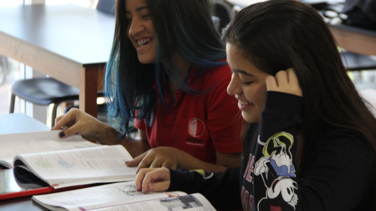 Câmara aprova PL que proíbe celulares em sala de aula e escolas adotam medidas para reduzir uso excessivo entre jovens